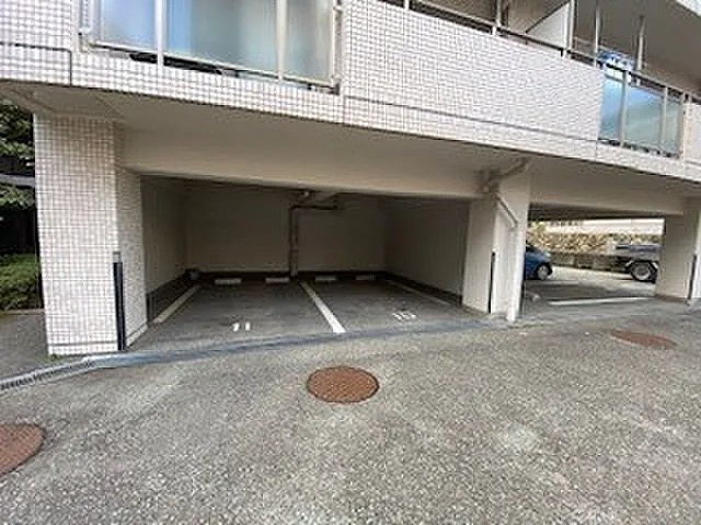 シャムロックコート西岡本の駐車場