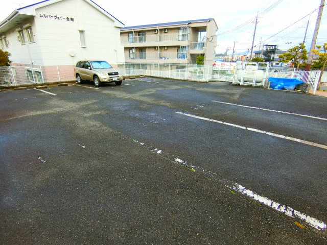 シルバーヴェリー金剛の駐車場