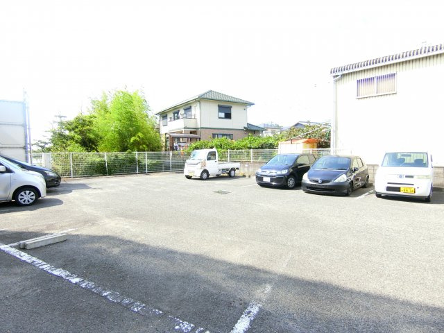 ラポール観音寺の駐車場