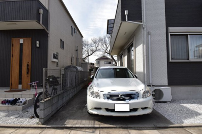 【駐車場】 | 全室南向き　昭島市宮沢町2丁目　中古戸建 | 車好きのパパにはうれしい広さのヵースペース、休日には自慢の愛車を思う存分メンテナンス。