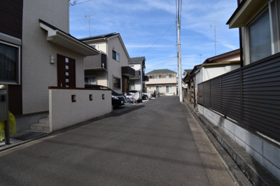 【前面道路含む現地写真】 | 全室南向き　昭島市宮沢町2丁目　中古戸建 | 前面道路は広く、居住者の方の出入り以外はあまりありませんので、車庫入れは勿論、防犯面でも安心です。