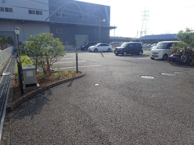 カレントの駐車場