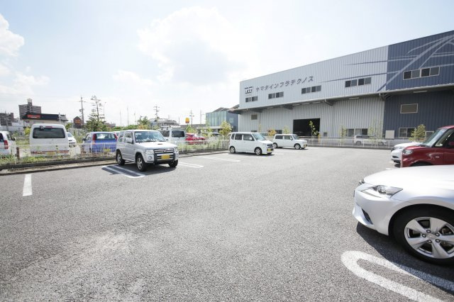 カレントの駐車場