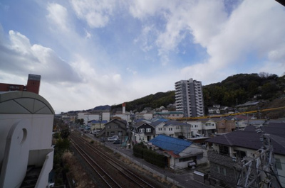 【展望】 | 藤和己斐本町ホームズ弐番館 | 【四季を感じる】
四季の移ろい・爽やかな青空や風を感じられ
自然を愉しめるパノラマビュー。
毎日の暮らしに余裕を感じさせてくれる、
遮る物の無い開放的な眺望を是非、ご堪能ください。