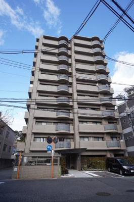 【外観】 | 藤和己斐本町ホームズ弐番館 | 【耐震性】
耐震性の高さを判断するポイントは、
建築確認申請日が1981年6月1日以降の
新耐震基準に適合しているかどうか。
震度６程度の大地震でも
建物が崩壊しないレベルが基準になりました。