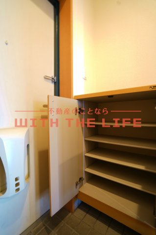 グリーンヒルズ津福の玄関|収納もある玄関です