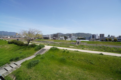 【展望】 | ファミール広島B棟 | 【四季を感じる】
四季の移ろい・爽やかな青空や風を感じられ
自然を愉しめるパノラマビュー。
毎日の暮らしに余裕を感じさせてくれる、
遮る物の無い開放的な眺望を是非、ご堪能ください。