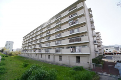 【外観】 | ファミール広島B棟 | 【資料には掲載していない情報】
物件の陽当りや通風・仕様設備やお部屋の大きさの比較、
近隣・周辺環境や街並みなど、資料には掲載していない情報が
現地にはたくさんあります。是非ご確認ください。
