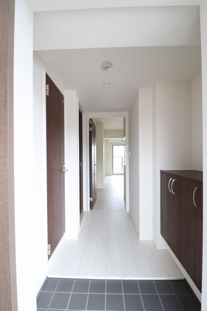 レヴァンテ薊野東町の玄関|毎日通る玄関はこちらです
※間取り反転の場合がございます