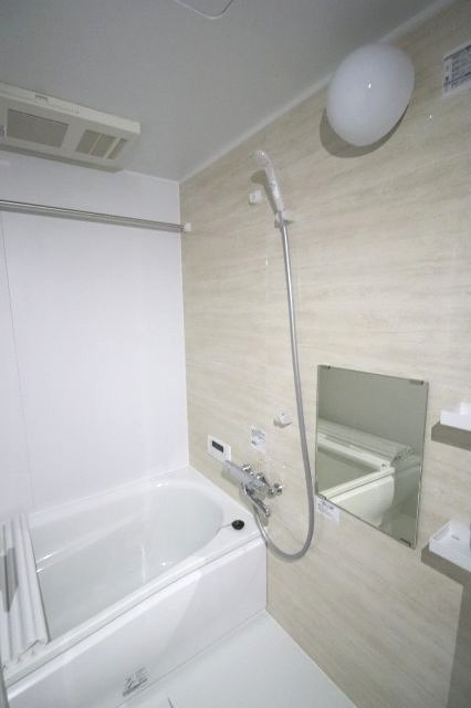 レヴァンテ薊野東町の浴室|ゆったり過ごせるお風呂です
※間取り反転の場合がございます