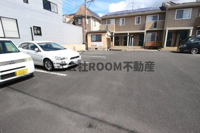 グランシャリオⅠ番館の駐車場|駐車場があるので、車を買う予定の方も安心です