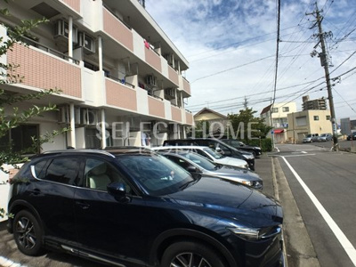 【駐車場】 | グリーンヒルズ明大寺 | 車をお持ちの方に嬉しい駐車場付きの物件です