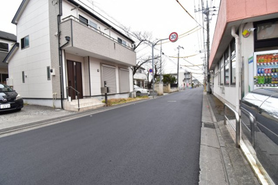 【前面道路含む現地写真】 | 武蔵村山大南３丁目　中古戸建 | 前面道路は閑静な住宅地の通りとなるため、車通りは多くありません。 安心して車庫入れ可能。