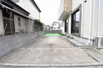 【駐車場】 | 東久留米市弥生1丁目　中古戸建 | 車好きのパパにはうれしい広さのヵースペース、休日には自慢の愛車を思う存分メンテナンス。