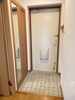 広島市安佐北区深川５丁目の賃貸マンションの玄関|ミラー付き大型シューズボックス