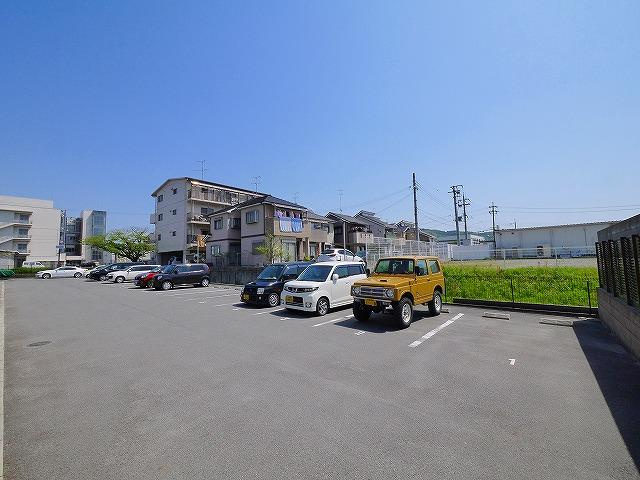 ル・ソレイユ（粟殿）の駐車場|駐車場に車を止められます