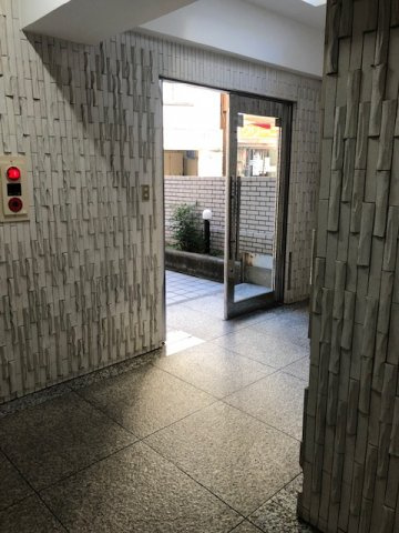西新宿元木ビルのエントランス