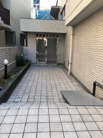 西新宿元木ビルのエントランス