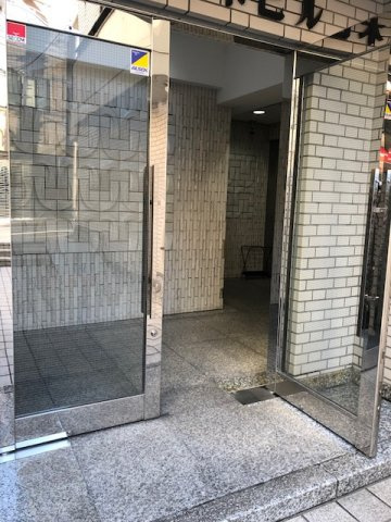 西新宿元木ビルのエントランス