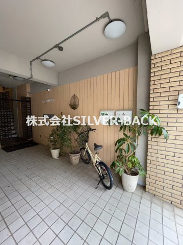 大阪市港区市岡元町２丁目の賃貸マンションのエントランス