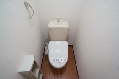 【トイレ】 | プルシアン・ブルー【SHM】 | 人気のバストイレ別です♪小物を置ける便利な棚やタオルハンガーも付いています♪洗浄機能付き便座新設しました！！