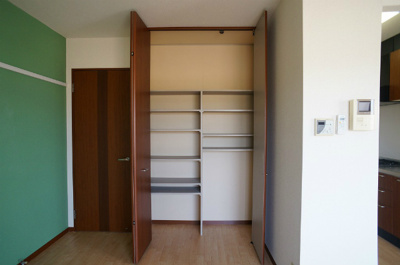 【収納】 | プルシアン・ブルー【SHM】 | リビングダイニングキッチンにある収納スペースです！天井高の収納スペースで荷物をたっぷり収納できます！棚が付いているので使い勝手がいいですね☆