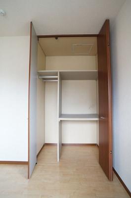 【収納】 | プルシアン・ブルー【SHM】 | 洋室6.7帖のお部屋にあるクローゼットです♪お気に入りのお洋服もすっきり収納できます♪