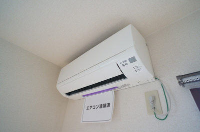 【設備】 | プルシアン・ブルー【SHM】 | リビングダイニングキッチンにあるエアコンです！ムシ暑い夏も肌寒い冬も快適に過ごせますね♪