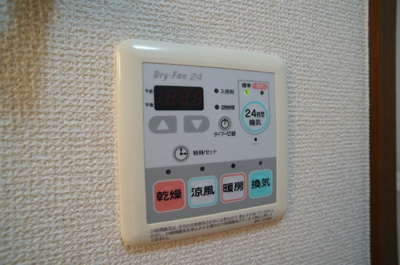 【その他】 | プルシアン・ブルー【SHM】 | バスルームの浴室暖房乾燥機で外に干せないお洗濯物もすっきり乾きます♪雨の日のお洗濯もバッチリ！