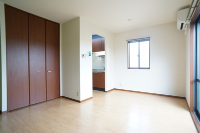 【居間・リビング】 | プルシアン・ブルー【SHM】 | バルコニーに繋がる南東向き角部屋二面採光11.2帖のリビングダイニングキッチンです♪エアコン付きで1年中快適に過ごせます◎グリーンのアクセントクロスがお洒落ですね☆
