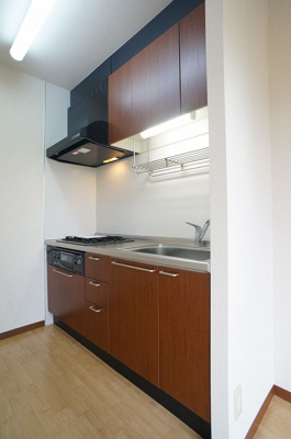 【キッチン】 | プルシアン・ブルー【SHM】 | 3口ガスコンロ/グリル付きシステムキッチンです☆場所を取るお鍋やお皿もたっぷり収納できてお料理がはかどります！