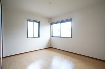 【洋室】 | プルシアン・ブルー【SHM】 | 角部屋二面採光洋室6.7帖のお部屋です！ベッドを置いて寝室にするのもオススメです☆
