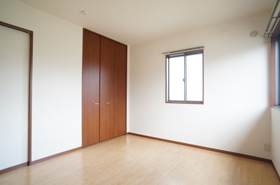 【寝室】 | プルシアン・ブルー【SHM】 | クローゼットのある洋室6.7帖のお部屋です！お洋服の多い方もお部屋が片付いて快適に過ごせますね♪