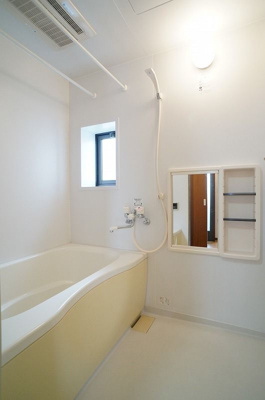 【浴室】 | プルシアン・ブルー【SHM】 | 追い焚き機能・浴室暖房乾燥機付きバスルーム♪雨の日のお洗濯にも便利な物干しバー完備です！換気のできる小窓付きです♪