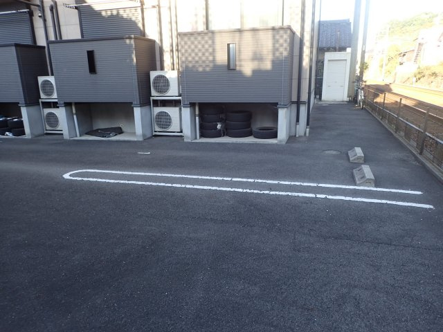 エルピス古見の駐車場