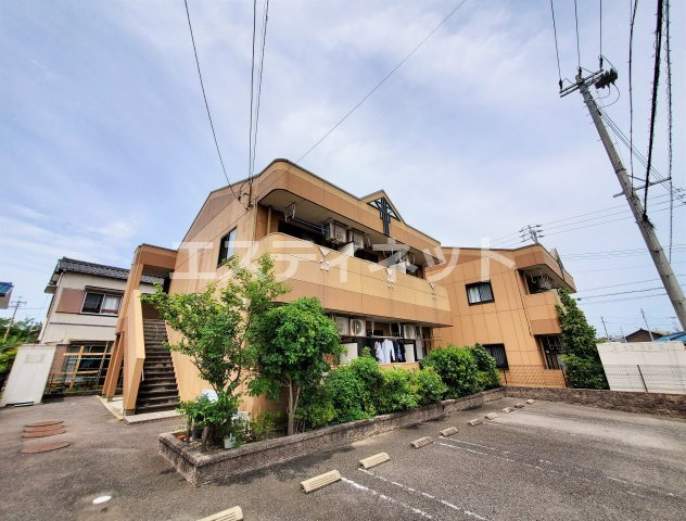 エバーレジデンスA棟の外観|２階建てのおしゃれな外観。建物に対して緑も映えております。