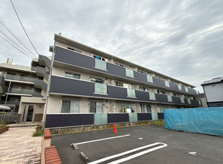 【外観】 | 複数沿線利用できる「日吉」駅まで徒歩圏内！ワンちゃん・ネコちゃんと一緒に暮らせる3階建てアパートです☆
