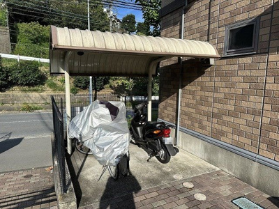 【その他共用部分】 | パレスガーデンA | 屋根付きの駐輪場で雨が降っても大切な自転車が濡れなくてすみますね♪自転車はちょっとした移動手段に便利ですよね！