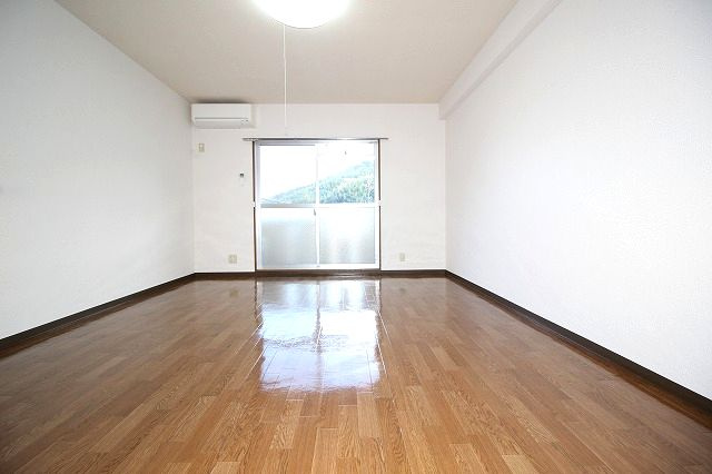 カレッジヒルズの居間・リビング|ゆったり過ごせるリビングです