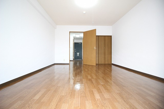 カレッジヒルズの居間・リビング|こちらのリビングで趣味の時間をお楽しみください