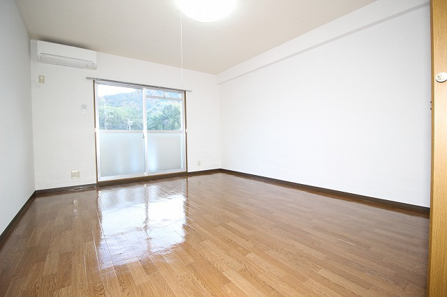 カレッジヒルズの内装|明るい色調の室内です