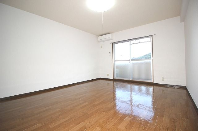 カレッジヒルズの洋室|使い勝手のいい洋室です