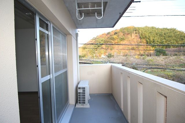 カレッジヒルズのバルコニー|バルコニーからの眺めを楽しみながら食事をしませんか