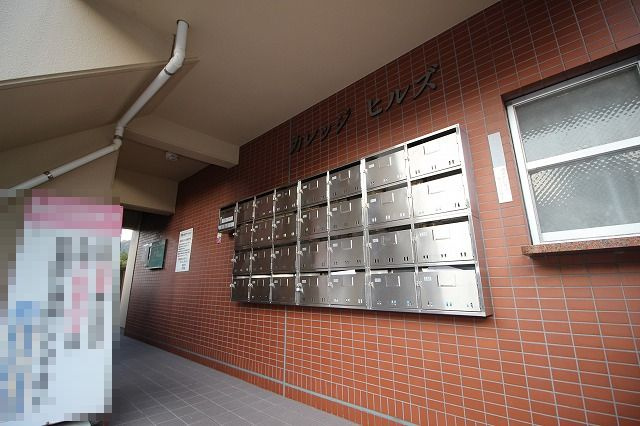 カレッジヒルズのエントランス|落ち着いたエントランスです