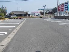 今治市馬越町３丁目の賃貸マンションの駐車場