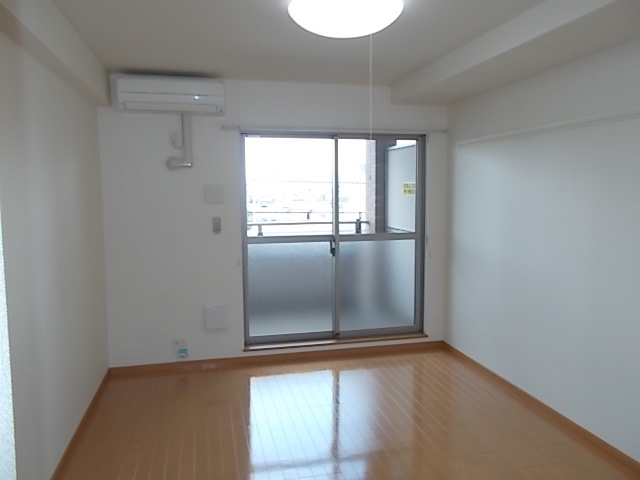 今治市馬越町３丁目の賃貸マンションの居間・リビング