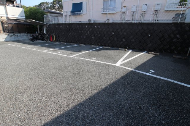 Adelheid2の駐車場