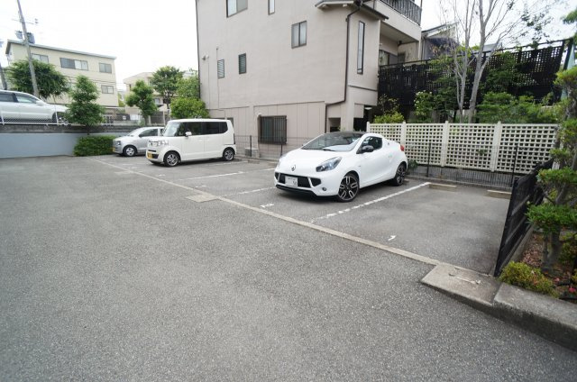 甚樹園マンション弐番館の駐車場