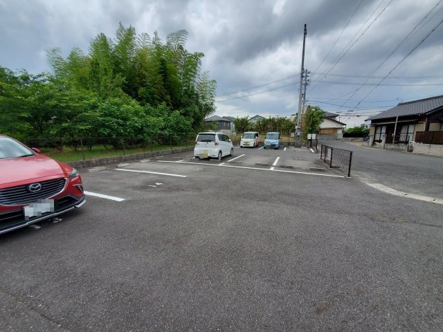 Branche`Rinne C棟の駐車場