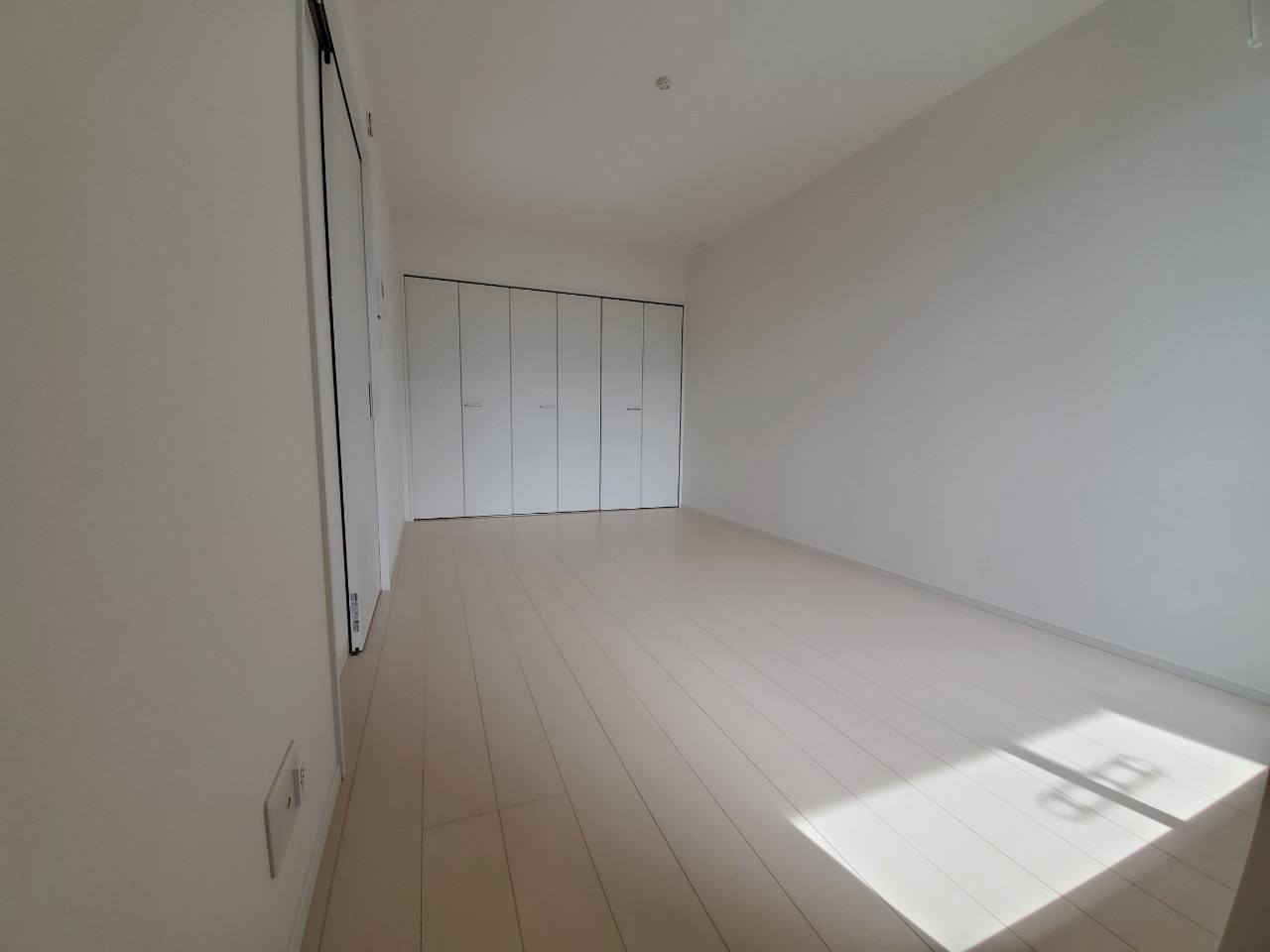 ALLEY Ⅹ(アレイ10）の居間・リビング|白を基調としたお部屋なので家具はお好きな色が置けますよ